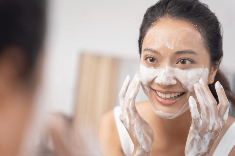 How to Use Glycolic Acid Toner from The Ordinary in Four Different Ways